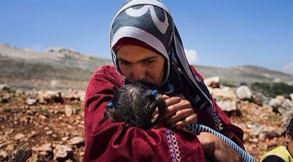 لاجئة سورية تحتضن طفلتها (أرشيف)