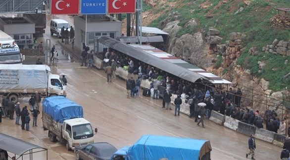 سوريون عند معبر باب الهوى على الحدود مع تركيا.(أرشيف)