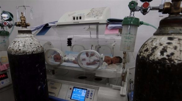 توأمان في غرفة متداعية في مستشفى الولادة الرئيسي بالموصل (رويترز)