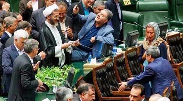 نواب إيرانيون يلنقطون سيلفي مع الممثلة العليا للاتحاد الأوروبي فيديريكا موغيريني.(ارشيف)