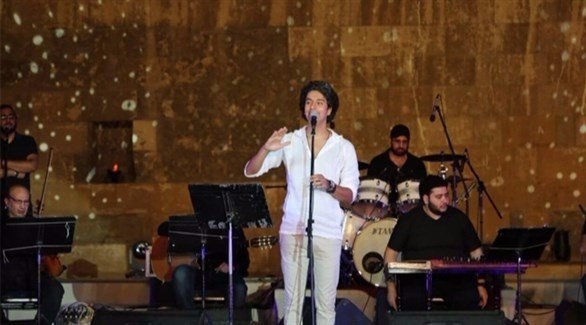 المطرب المصري محمد محسن خلال حفله بمحكي القلعة (المصدر)