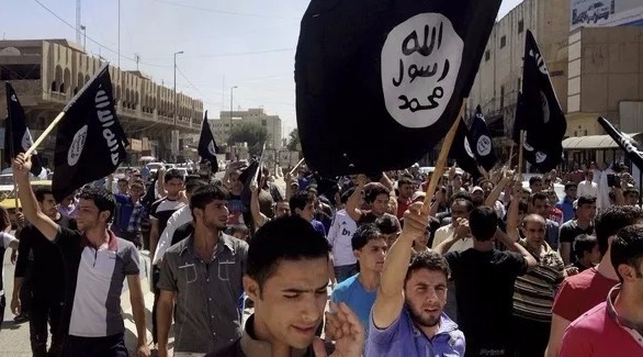 شباب يرفعون أعلام داعش قي سوريا.(رشيف)
