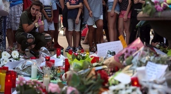 سياح يضعون أرهاراً في موقع الهجوم في لاس رامبلاس ببرشلونة. (أرشيف)