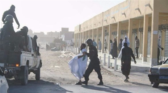 عناصر من الشرطة الموريتانية تفرق متظاهرين (تويتر)