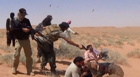 مقاتلون من داعش يصوبون مسدسات الى رؤوس رهائن لديهم.(أرشيف)