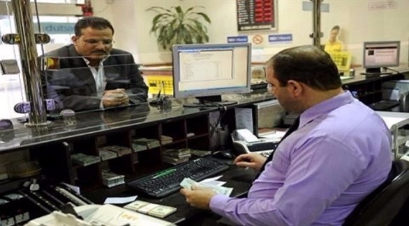 مصري يشتري عملة أجنبية من أحد البنوك (أرشيف)