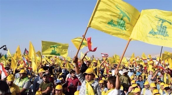 مناصرون لحزب الله يرفعون علم الحزب خلال مهرجان في البقاع اللبناني.(أرشيف)