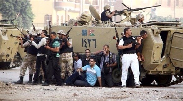 الأجهزة الأمنية المصرية خلال عملية تطهير منطقة "كرداسة" من العناصر الإرهابية (أرشيفية)