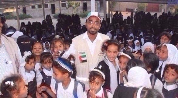 الهلال الأحمر الإماراتي يوزع الحقائب المدرسية والقرطاسية على الطلبة والطالبات الذين بدأوا عامهم الدراسي الجديد (تويتر)