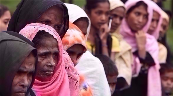 نساء من الروهينغا المسلمة تنتظر المساعدات بالطابور في بنغلادش (أ ف ب)