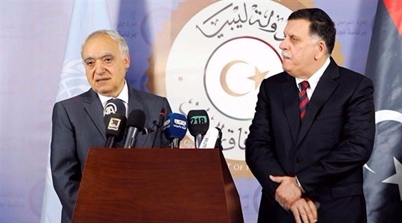 رئيس حكومة الوفاق الليبية فايز السراج ومندوب الأمم المتحدة إلى ليبيا غسان سلامة (أرشيف)