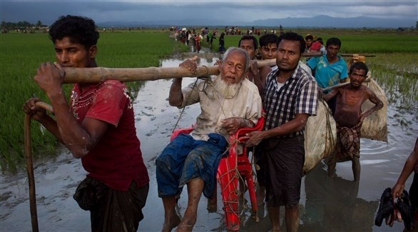 مسلمو الروهينجا أثناء عبورهم خارج ميانمار