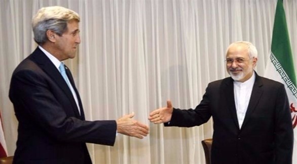 وزير الخارجية الإيراني محمد جواد ظريف ووزير الخارجية الأمريكي السابق جون كيري.(أرشيف)