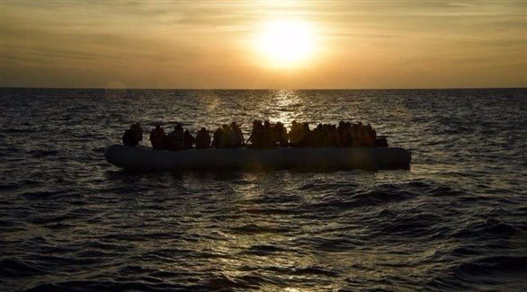 مهاجرون على متن زورق وسط البحار