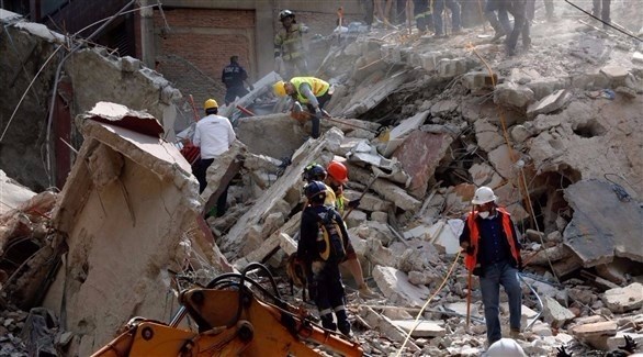 عمال إنقاذ يبحثون عن ناجين من زلزال المكسيك (أرشيف)