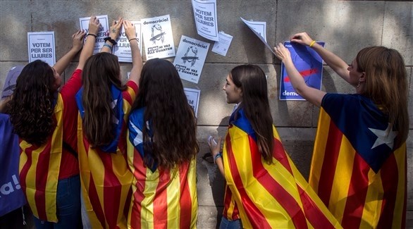 نساء يعلقن دعوات للمشاركة في الاستفتاء في كتالونيا الاسبانية (اي بي ايه)