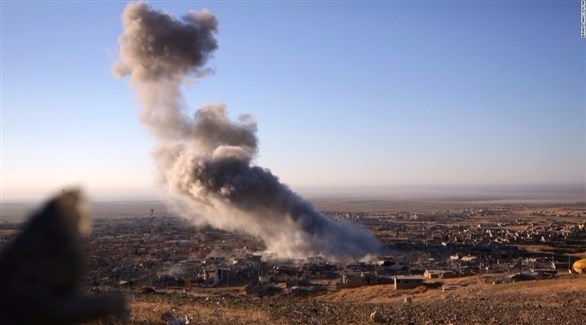 دخان يتصاعد من غرات جوية على مواقع لداعش (أرشيف)
