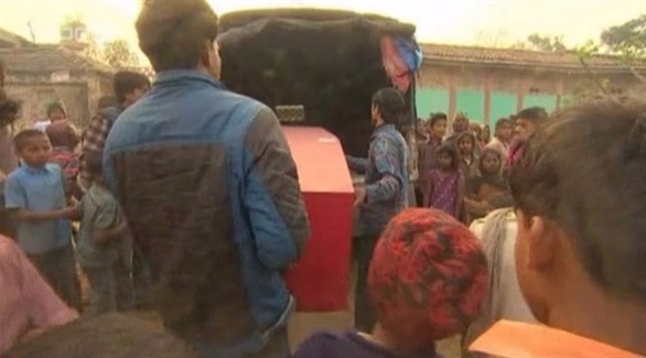 نيباليون يتسلمون جثمان قريب لهم مات في قطر (أرشيف)