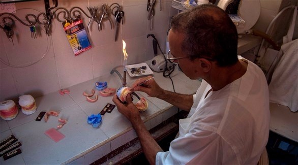 أحد أطباء الأسنان في المغرب (أ ف ب)