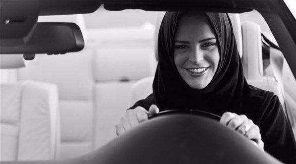 امرأة تقود سيارتها في دبي.(أرشيف)
