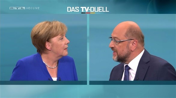 المستشارة الألمانية أنغيلا ميركل وزعيم المعارضة الاشتراكيّة الديمقراطيّة مارتن شولتز خلال المناظرة.(أرشيف)