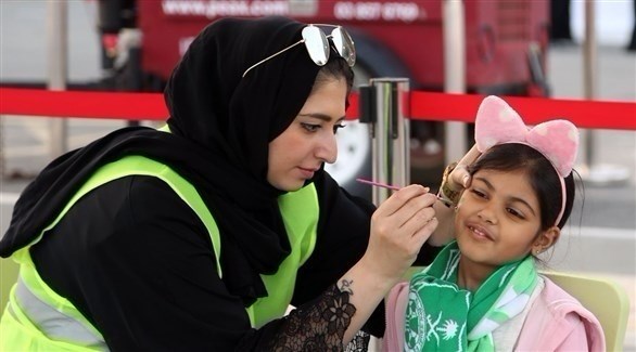 سعودية ترسم على وجه فتاة صغيرة داخل الإستاد (تويتر)