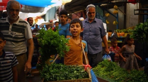 طفل يعرض بضاعته في أحد أسواق غزة (أرشيف)