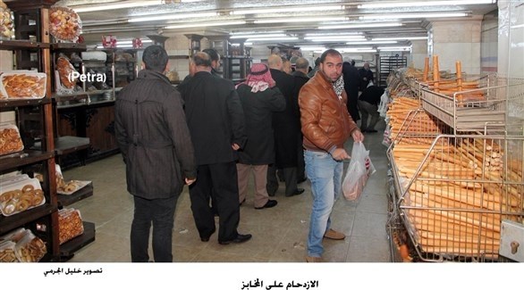 أردنيون في مخبز مزدحم (وكالة الأنباء الأردنية)  