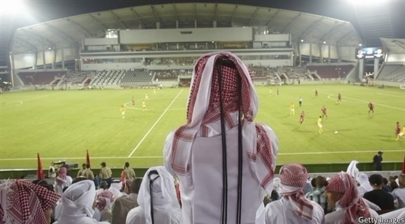 متفرجون يتابعون مباراة لكرة القدم في الدوحة.(أرشيف)