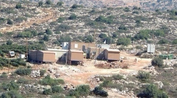 مستوطنون يبنون بيوتاً عشوائية على أراض فلسطينية بالضفة الغربية (أرشيف)