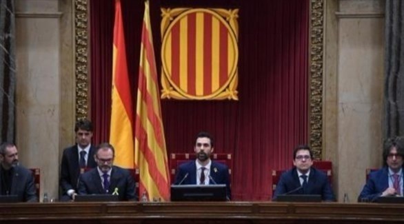 رئيس برلمان كاتالونيا المنتخب روجر تورنت يترأس الجلسة الافتتاحية في برشلونة (أ ف ب)