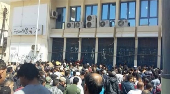 ليبيون أمام أحد البنوك في طرابلس للحصول على الدولار (أرشيف)