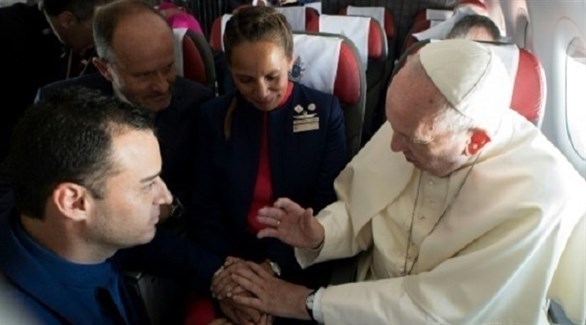 البابا فرنسيس أثناء مراسم الزفاف في الطائرة (أوسرفاتوري رومانو)   