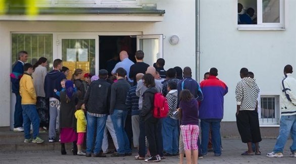 طالبو لجوء في ألمانيا ينتظرون دورهم للحصول على وجبة طعام (أرشيف)