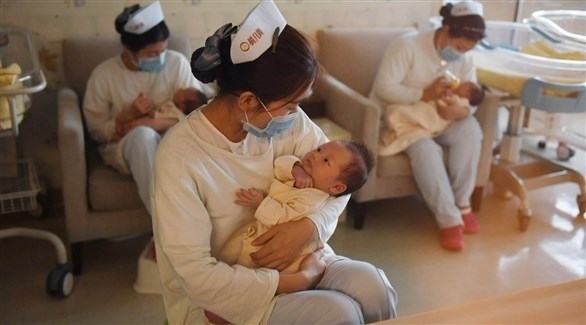 ممرضات يهتمين بمواليد في إدى المستشفيات بالصين (أرشيف)
