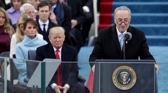 زعيم الأقلية في مجلس الشيوخ الأمريكي تشاك شومر والرئيس دونالد ترامب (أرشيف)