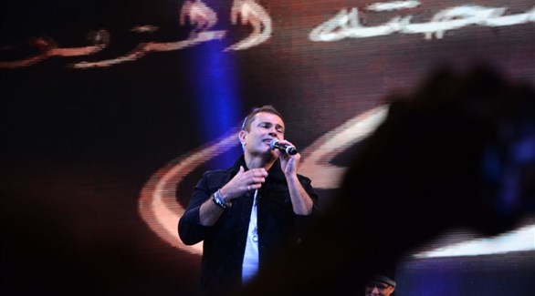 المطرب المصري عمرو دياب في حفله داخل إحدي المولات التجارية (المصدر)