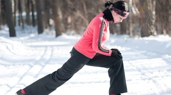 فتاة تمارس تمرينات رياضية في الثلج (أرشيف)
