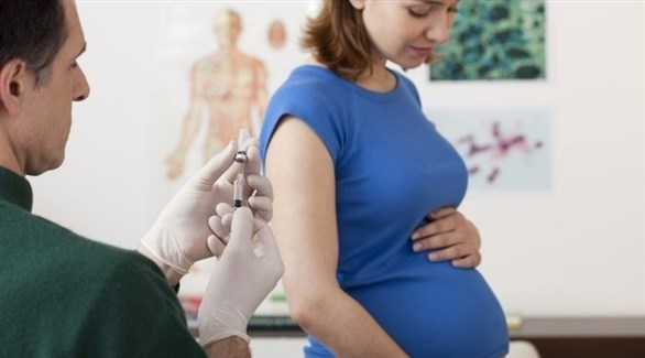 حامل تأخذ تطعيماً عند الطبيب (أرشيف)