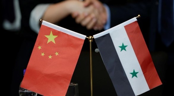 رجلا اعمال صيني وسوري يتصافحان في منتدى في بكين في ديسمبر 2017.(رويترز)