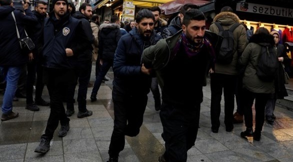 اعتقال متظاهر كردي في اسطنبول (رويترز)