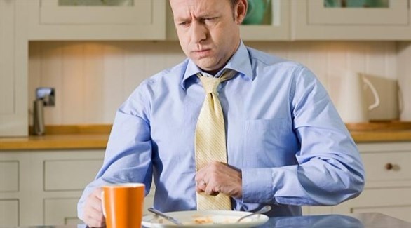 رجل يعاني من حرقة المعدة بعد الأكل (أرشيف)