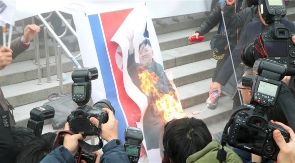 متظاهرون كوريون جنوبيون يحرقون صورة الزعيم الكوري الشمالي كيم جونغ أون (أ ف ب)