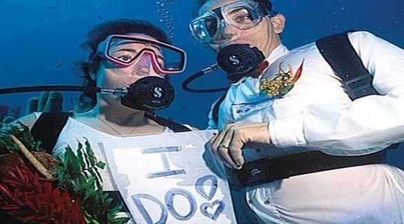 عروسان يحتفلان بزفافهما تحت الماء (أي بي سي نيوز)