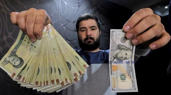 إيراني يعرض مائة دولار مقابل عشرات الريالات الإيرانية (أرشيف)