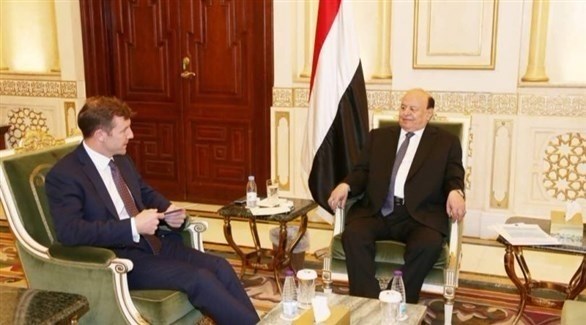 الرئيس اليمني خلال اجتماع بالسفير البريطاني سايمون شيركليف (أرشيف)