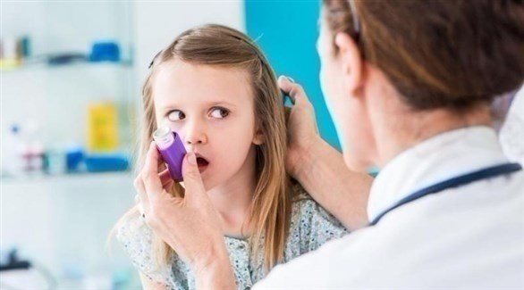 طبيبة تضع بخاخاً في فم طفلة مصابة بالربو (أرشيف)