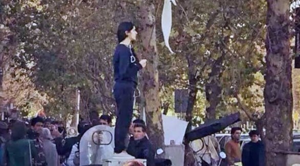 الإيرانية التي خلعت حجابها في شارع الثورة في ديسمبر (أرشيف)