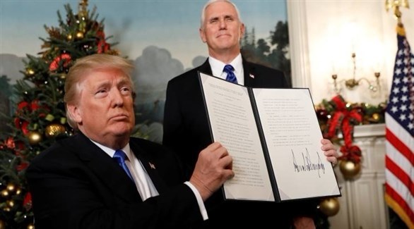 الرئيس الأمريكي دونالد ترامب بعد توقيعه اعلان القدس عاصمة لإسلرائيل، وبدا نائبه مايك بنس خلفه.(أرشيف)