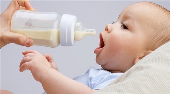 طفل يرضع من زجاجة الحليب (أرشيف)